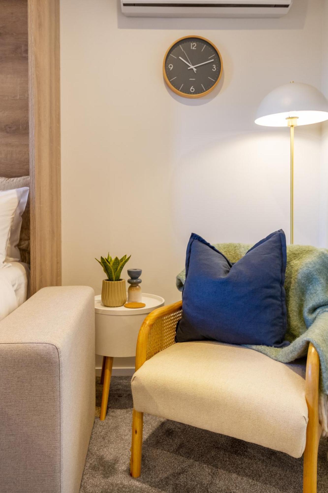 Downtown Comfort: Modern Studio With Backyard Christchurch Exterior photo