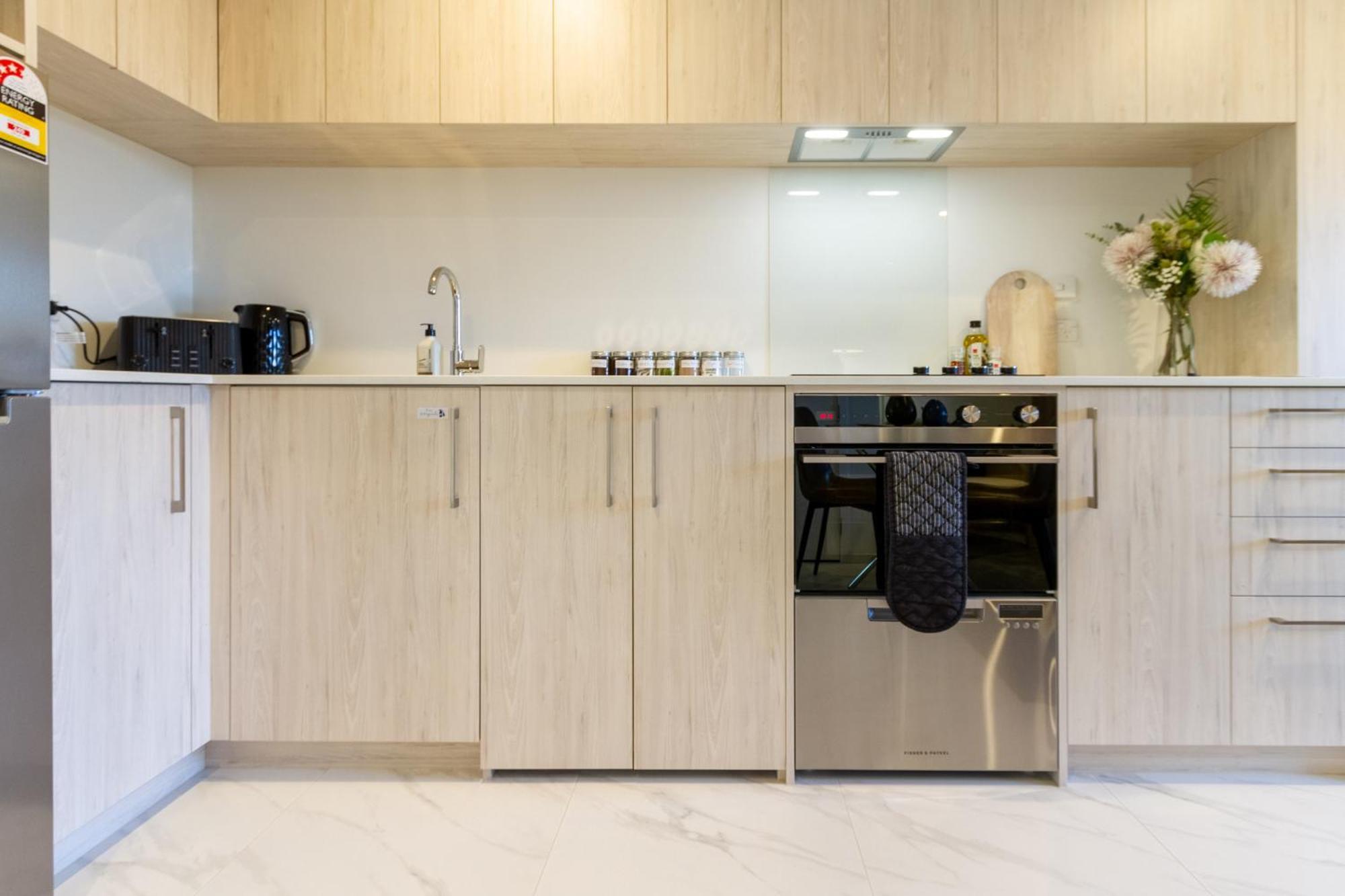 Downtown Comfort: Modern Studio With Backyard Christchurch Exterior photo