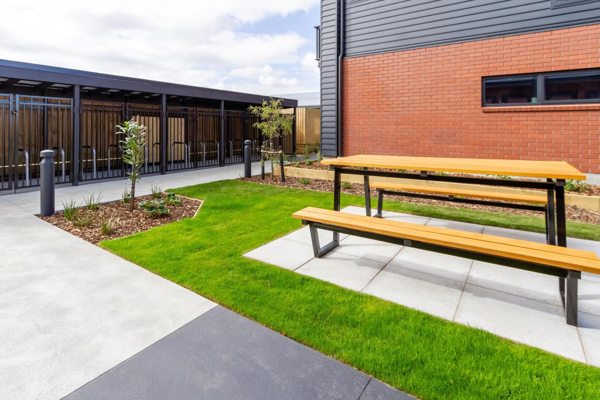 Downtown Comfort: Modern Studio With Backyard Christchurch Exterior photo